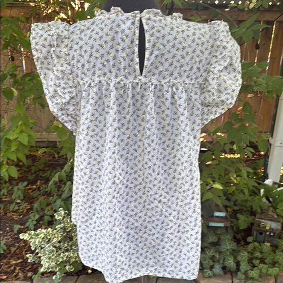 Old Navy XXL Tall Smocked Woman’s Top,Cream & Gold Shimmer Thread. 97% cotton. - Picture 7 of 11